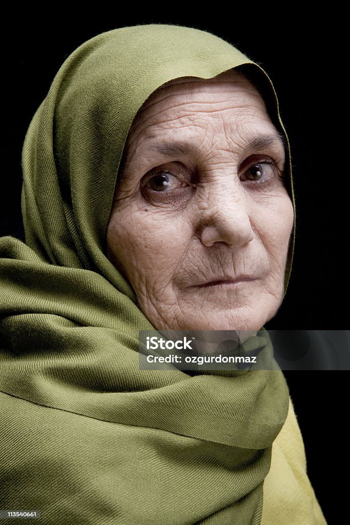 Femme âgée à foulard - Photo de Ethnies d'Asie de l'Ouest libre de droits