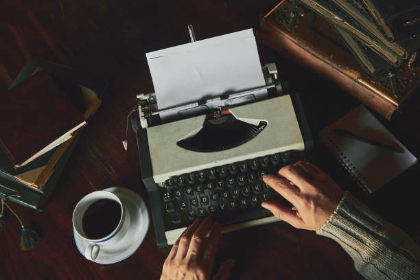 młody człowiek piszący na starej maszynie do pisania. - machine typewriter human hand typing zdjęcia i obrazy z banku zdjęć