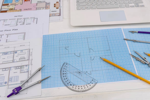 papel para redacción y herramientas con laptop en el escritorio - drafting ruler architecture blueprint fotografías e imágenes de stock