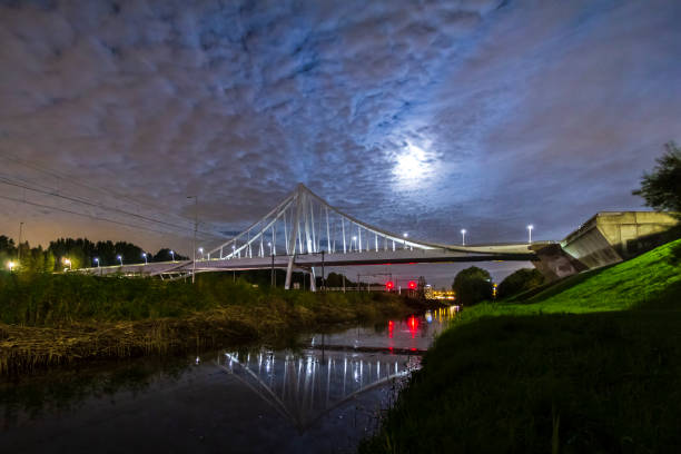 puente colgante en la noche bajo la luz de la luna, reflexión en agua - photography suspension bridge water night fotografías e imágenes de stock