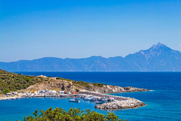 bellissimo paesaggio marino con vista sul monte athos. chalkidiki - vacations halkidiki beach sand foto e immagini stock