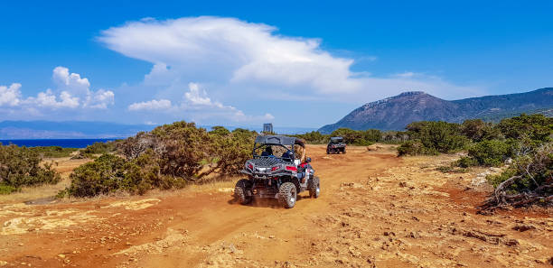 ramki samochody off-road wózki na piaszczystych drogach w pobliżu morza - off road vehicle quadbike 4x4 adventure zdjęcia i obrazy z banku zdjęć