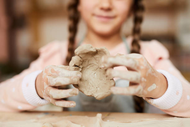 menina de litle que dá forma à argila - potter human hand craftsperson molding - fotografias e filmes do acervo