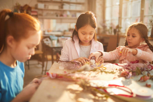 istock Girls Making Flower Wraths 1135415991