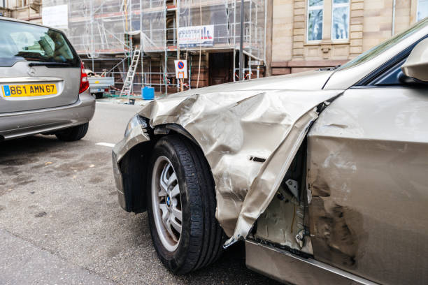lusso bmw auto tedesca parcheggiato strada città danneggiato assicurazione incidenti auto - fender bender foto e immagini stock