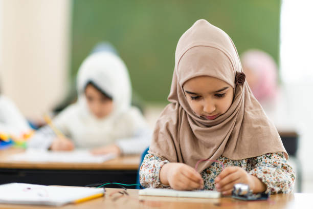 istock Muslim girl building 1135420274