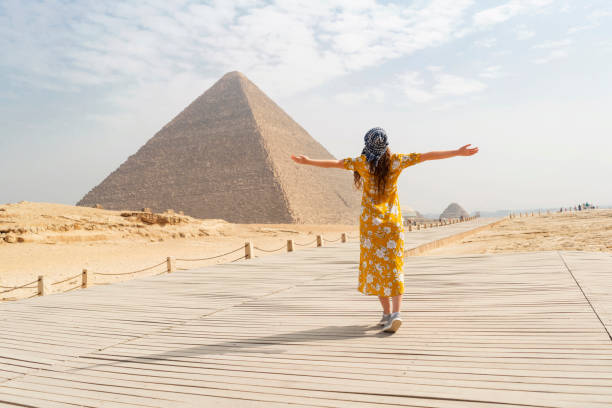en la tierra de los faraones - tourist egypt pyramid pyramid shape fotografías e imágenes de stock