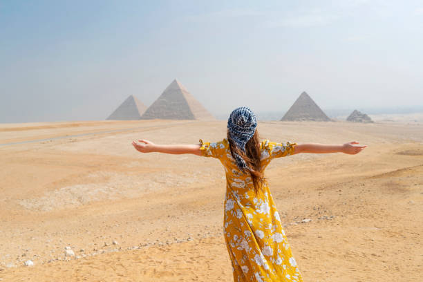 un viaje para recordar - tourist egypt pyramid pyramid shape fotografías e imágenes de stock
