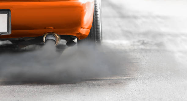 道路上のディーゼル車排気管からの都市の大気汚染の危機 - 55% ストックフォトと画像