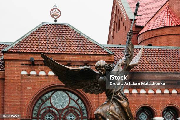 Stock fotografie Bronzová Socha Archanděla Michaela – stáhnout obrázek nyní - Anděl, Archanděl, Architektonický oblouk