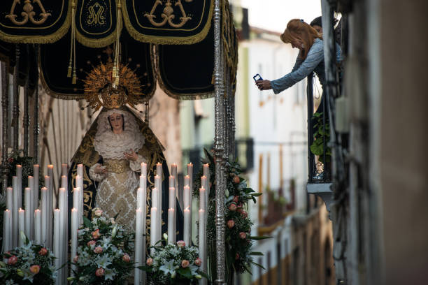 la hermandad pontificia y real de nuestro señor jesús el nazareno y nuestra señora de la misericordia en cáceres - caceres fotografías e imágenes de stock