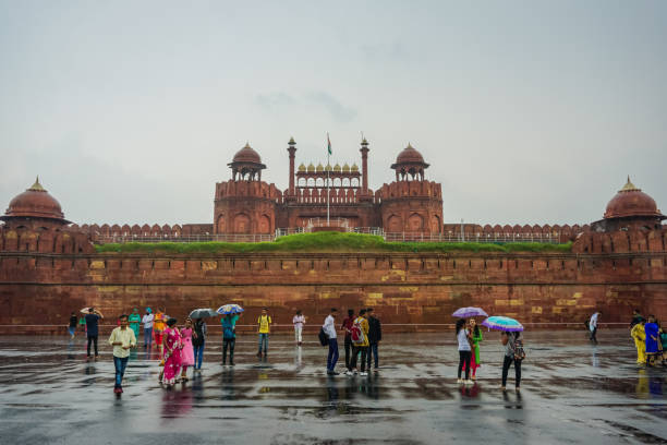 la porte du fort rouge est une destination touristique populaire. - ancient architecture asia asian culture photos et images de collection