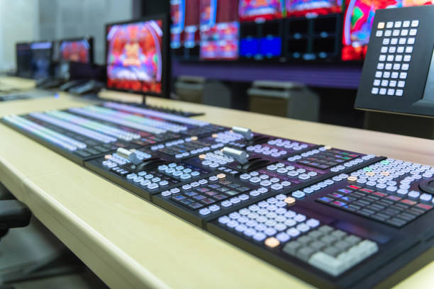 switcher de vídeo de transmissão de televisão com fundo obscuro, trabalhando com vídeo e mixer de áudio, transmissões de controle no estúdio de gravação - control room audio - fotografias e filmes do acervo