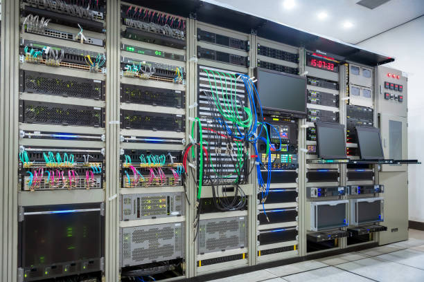 les serveurs modernes sont installés dans les racks de la salle des serveurs du datacenter. les câbles optiques internet sont connectés au routeur principal. techologies informatiques. - network server rack computer mainframe photos et images de collection