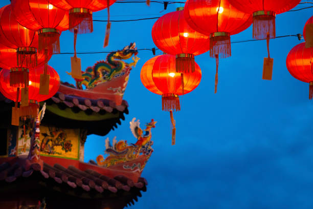 chinesisches neujahr-laternen in chinatown - dragon china singapore temple stock-fotos und bilder