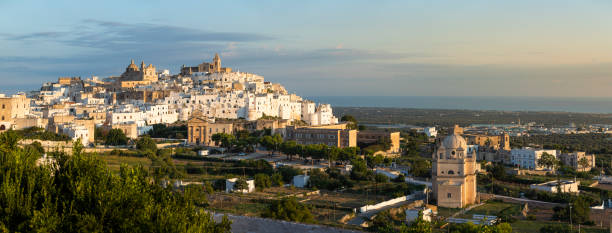 vue de la ville d'ostuni, lumière matinale - brindisi photos et images de collection