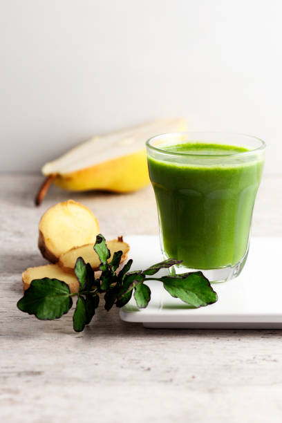 smoothie verde, bebida, antioxidante, suco de desintoxicação - cold pressed - fotografias e filmes do acervo