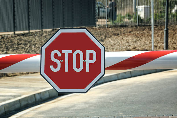 segurança de entrada - stop sign imagens e fotografias de stock