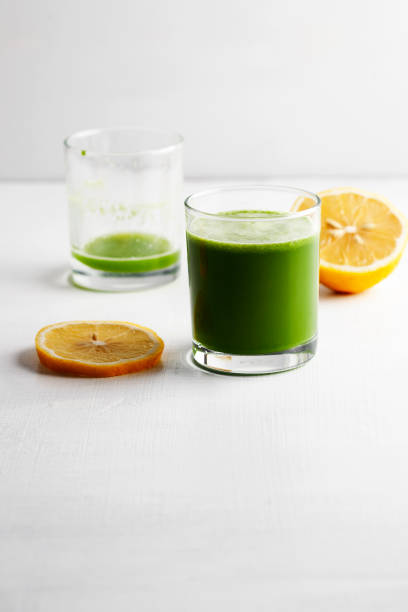 smoothie verde com antioxidantes, suco de laranja, suco de desintoxicação - cold pressed - fotografias e filmes do acervo