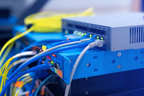 zamknij kabel lan na routerze z przełącznikiem i kablem światłowodowym do transmisji ethernet w pomieszczeniu operacyjnym centrum danych, koncepcji technologii transmisji danych i telekomunikacyjnej - cable node switch router zdjęcia i obrazy z banku zdjęć