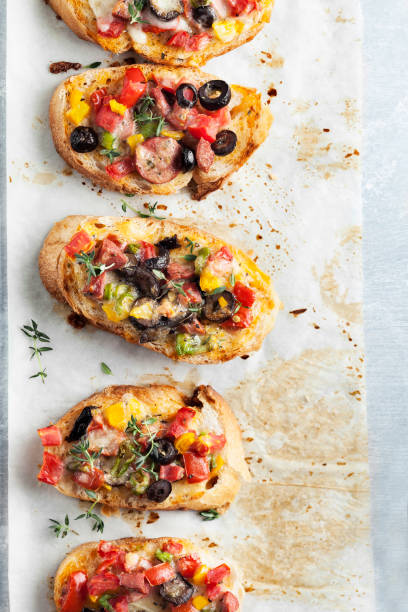 bruschetta e piccoli panini, pane tostato, snack o antipasto - crostini bruschetta antipasto appetizer foto e immagini stock