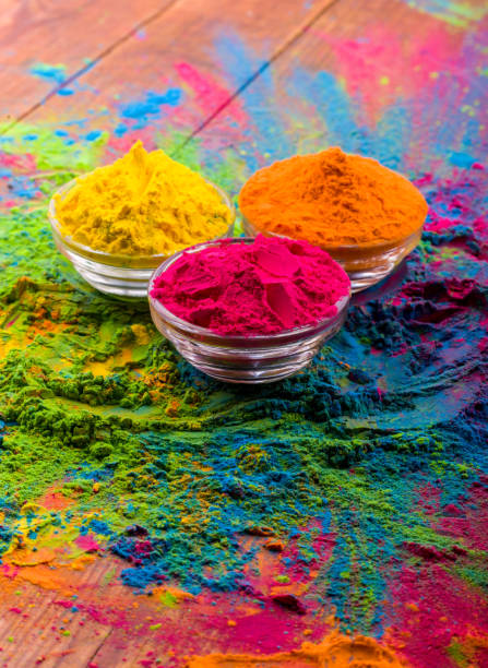 poudre de couleur holi. gulal bio couleurs dans le bol pour le festival holi, la tradition hindoue festive. gros plan de pigment vibrant vif - holi photos et images de collection