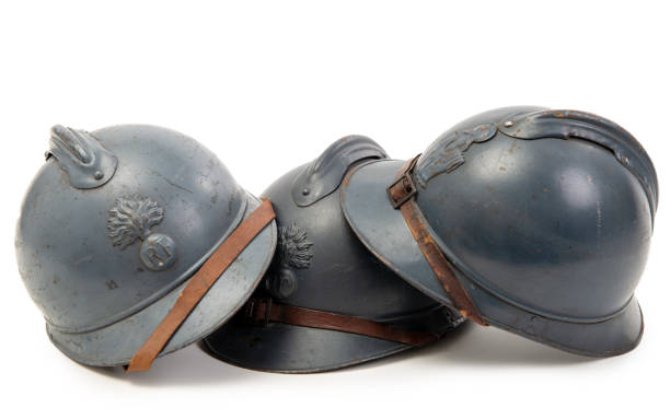 três capacetes militares franceses da primeira guerra de mundo isolada no fundo branco - 1918 - fotografias e filmes do acervo