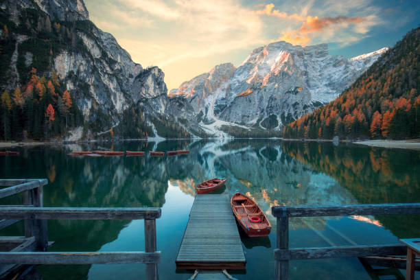 hermoso lago en los alpes italianos, lago di braies - tirol fotografías e imágenes de stock