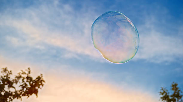 мыльный пузырь на фоне неба - soap sud bubble mid air circle стоковые фото и изображения