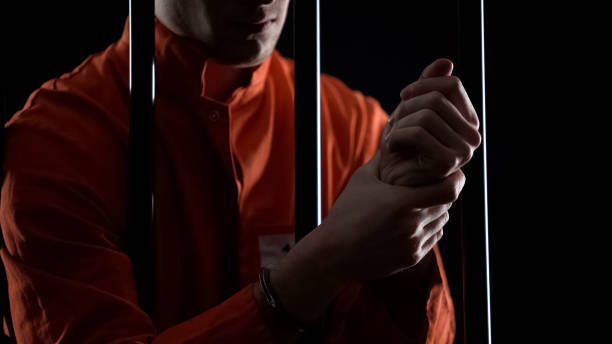 손목, 비 인간 조건 및 감옥에 있는 고문 마찰에 inmate - inhuman 뉴스 사진 이미지