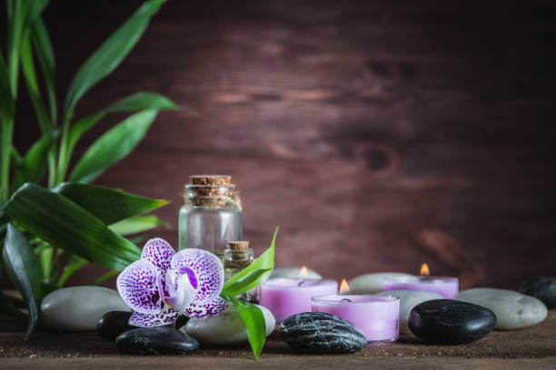 piedras blancas del balance del zen, planta de la orquídea y de bambú en la tabla de madera - ayurveda massaging spa treatment massage oil fotografías e imágenes de stock