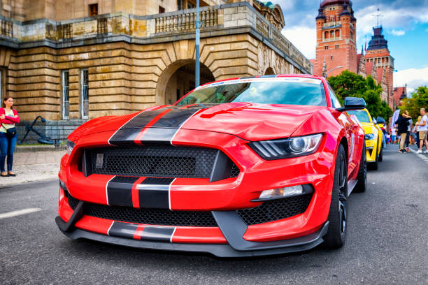 赤いフォード gt シェルビーは、路上で駐車 - shelby ストックフォトと画像