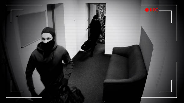 undefinierte diebe flucht vor ort des verbrechens, bewaffnete raubüberfälle, cctv-effekt - einbruch stock-fotos und bilder