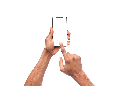 Mano masculina con pantalla táctil en blanco de smartphone photo