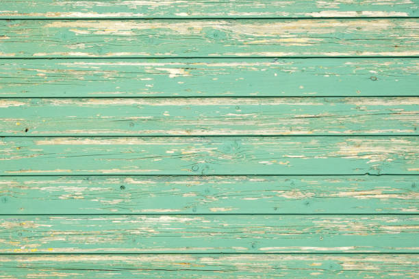 vieux panneaux de bois de weatherd vert avec la peinture verte texturée - weatherd photos et images de collection