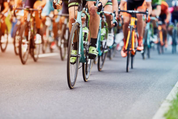 carrera ciclista - atleta papel social fotos fotografías e imágenes de stock