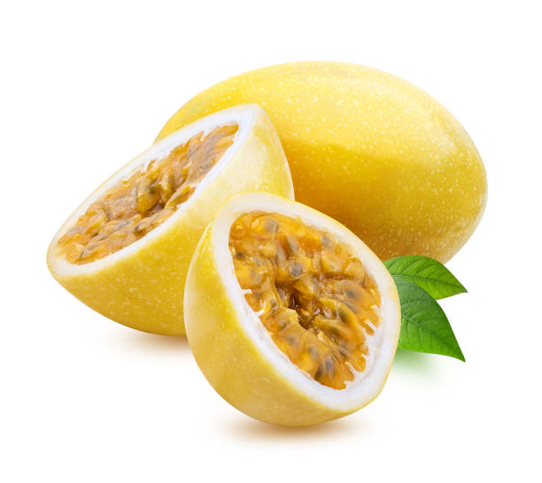 maracuya amarilla (fruta de la pasión) aislada sobre fondo blanco - parchita fotografías e imágenes de stock