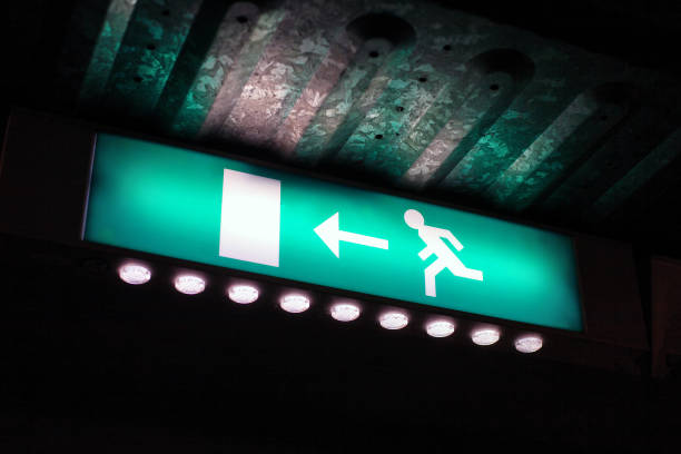 exit signal - way out sign imagens e fotografias de stock