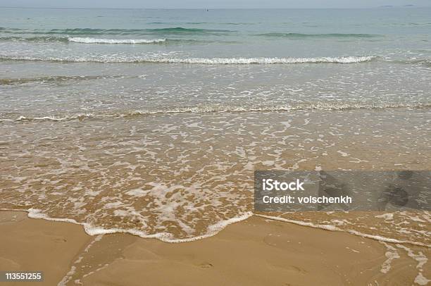 Foto de Praia Com Ondas E Areias e mais fotos de stock de Areia - Areia, Arrebentação, Beleza natural - Natureza