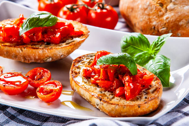 bruschetta sobre mesa de madera - fried onion roasted chopped fotografías e imágenes de stock