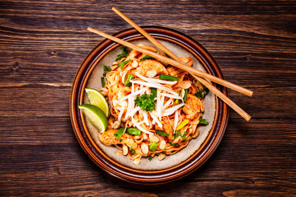 pad thai - chicken meat with noodles and vegetables - pad thai imagens e fotografias de stock