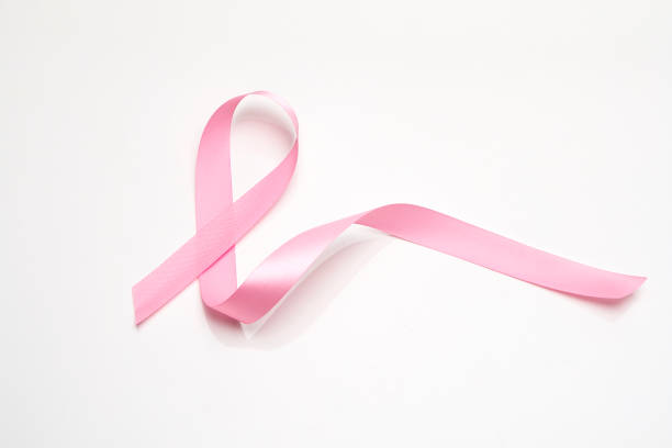 розовая лента рака молочной железы на белом - breast cancer pink ribbon alertness стоковые фото и изображения