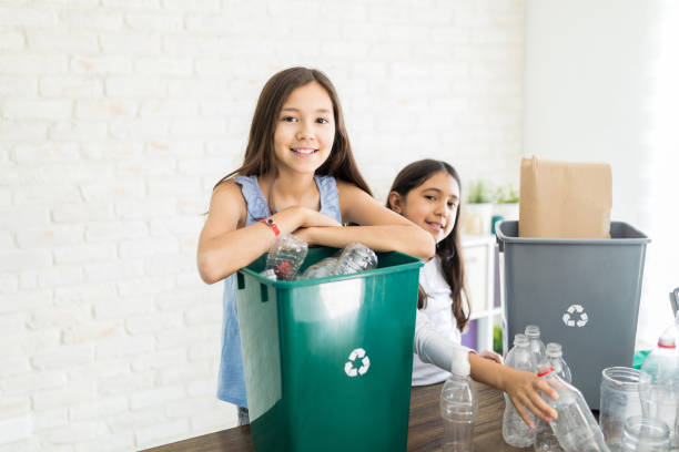riciclaggio dei bambini a casa - trash day foto e immagini stock