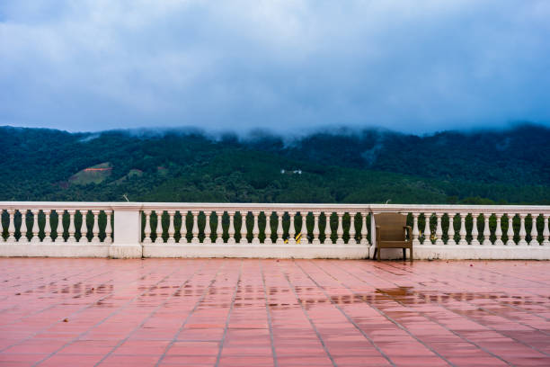 balcón con vistas a la montaña - 12042 fotografías e imágenes de stock