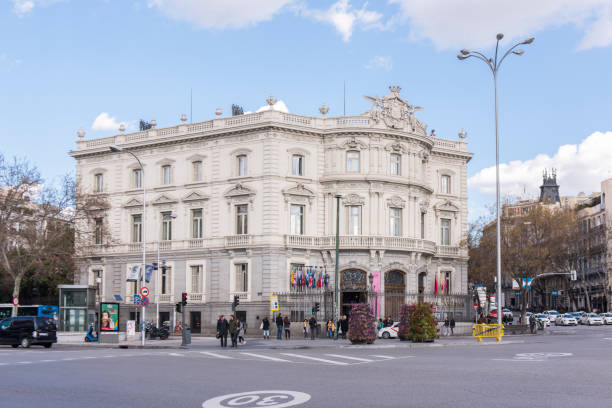 personas que caminan junto a casa de américa (casa de américa) en el palacio de linares (palacio de linares) en la ciudad de madrid, españa. - palacio de linares fotografías e imágenes de stock