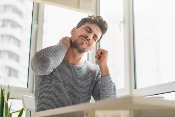 no dormimos tan bien - neck pain fotografías e imágenes de stock