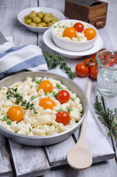 traditionelle nudeln mit gemüse - italian cuisine gluten free food tomato herb stock-fotos und bilder