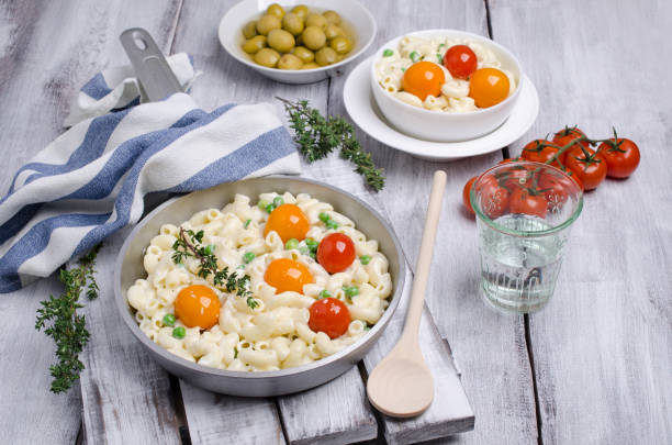 traditionelle nudeln mit gemüse - italian cuisine gluten free food tomato herb stock-fotos und bilder