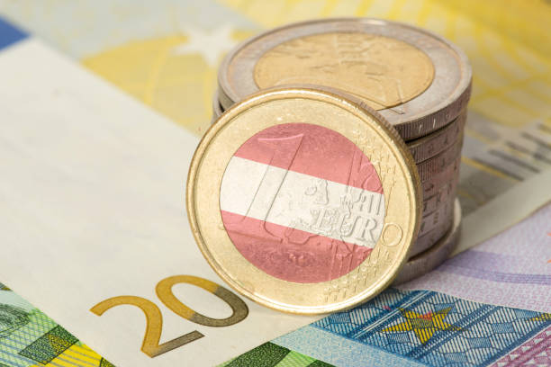 евро банкноты и монеты и флаг австрии - eurozone debt crisis стоковые фото и изображения
