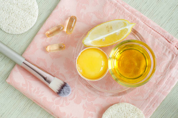 Olive oil, raw egg, lemon and vitamin E softgels - ingredients for preparing diy face and hair masks, scrubs and moisturizers. Homemade beauty treatments recipe. Top view, copy space aceite de oliva, huevo crudo, limón y vitamina e cápsulas blandas-ingredientes para la preparación de máscaras de cara y pelo, exfoliantes y humectantes de bricolaje. receta de tratamientos de belleza caseros. vista superior, espacio de copia